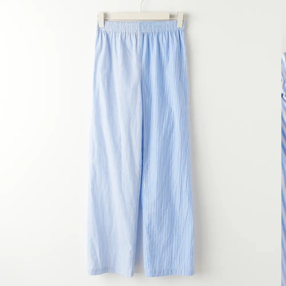 Säljer ett par randiga pyjamasbyxor från Gina. Jeans & Byxor.