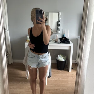 Zara jeansshorts! - Ljusblåa shorts i storlek 11-12år (152cm). Skulle dock säga att de är väldigt stora i storleken! 