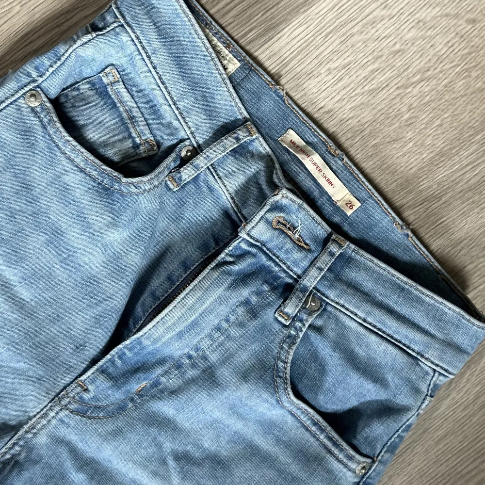 Levis jeans säljs för dem är för små för mig 🩵 GRATIS FRAKT via köp nu, i 14 dagar. Jeans & Byxor.