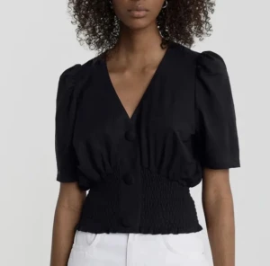 Svart topp - Säljer denna jättefina helt utsålda Gina Tricot topp då den är lite för liten på mig. Toppen är i storlek xxs men jag skulle säga att den är mer som en xs och är dessutom stretchig!