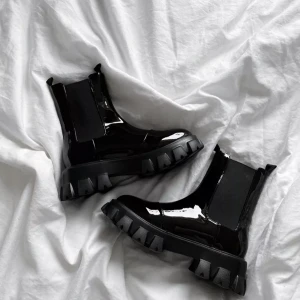 Nelly skor - Säljer dessa från Nelly, strl 39 knappt använda skickar gärna egna bilder vid intresse 