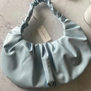 Croissant bag - Helt oanvänd ”croissant bag” från Nelly, rymlig och super fin.