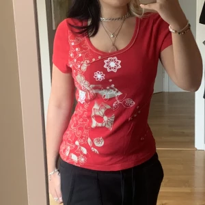 sjukt söt tshirt med detaljer - säljer denna supersöta röda tshirt då den anvönda alldeles för lite!! står ingen storlek men skulle säga att den sitter som en s/m pris går att diskutera och ställ gärna frågor!💕