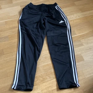 Addidasbyxor - Adidas träningsbyxor, bra skick.