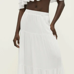 Vit långkjol  - Säljer nu min vita långkjol från stradivarius i storlek xs, säljer då jag har en annan vit långkjol hemma som använder mer. Den är fint skick, använd cirka 3-4 gånger. 