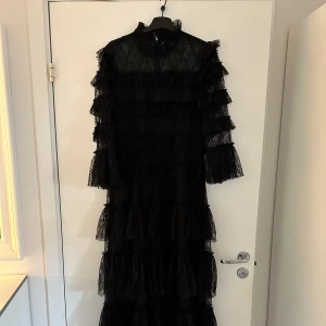 By Malina Carmine maxidress - Säljer denna underbara klänning från By malina Det är modellen Carmine maxidress i svart.   Storlek L men skulle även säga att den passar M  Jag är 166 lång och den faller fint vid fötterna  Använd en gång!  Nypris 4000kr Priset går att diskuteras!!