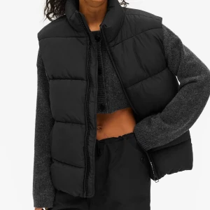 Svart väst  - En svart oversized puffer väst från monki. Använd 2-3 ggr. Den är jätte mysig o fin men inte min stil längre. 