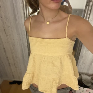 Topp från Zara - Säljer denna eftertraktade topp från zara med öppen rygg! 🤗 Köpt för 2 år sedan men nästan aldrig använd därav säljer jag den! Buda gärna 