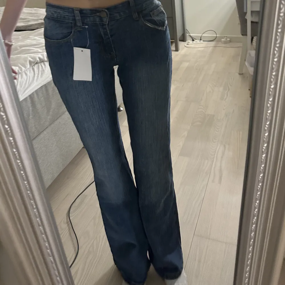 Säljer dessa helt oanvända jeans från brandy Melville, jag är 172cm. . Jeans & Byxor.