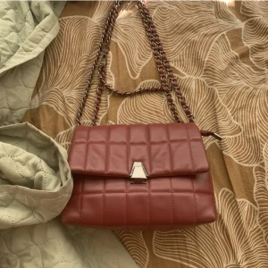 Väska - Säljer en röd väska som är jätte fin och inte så liten.