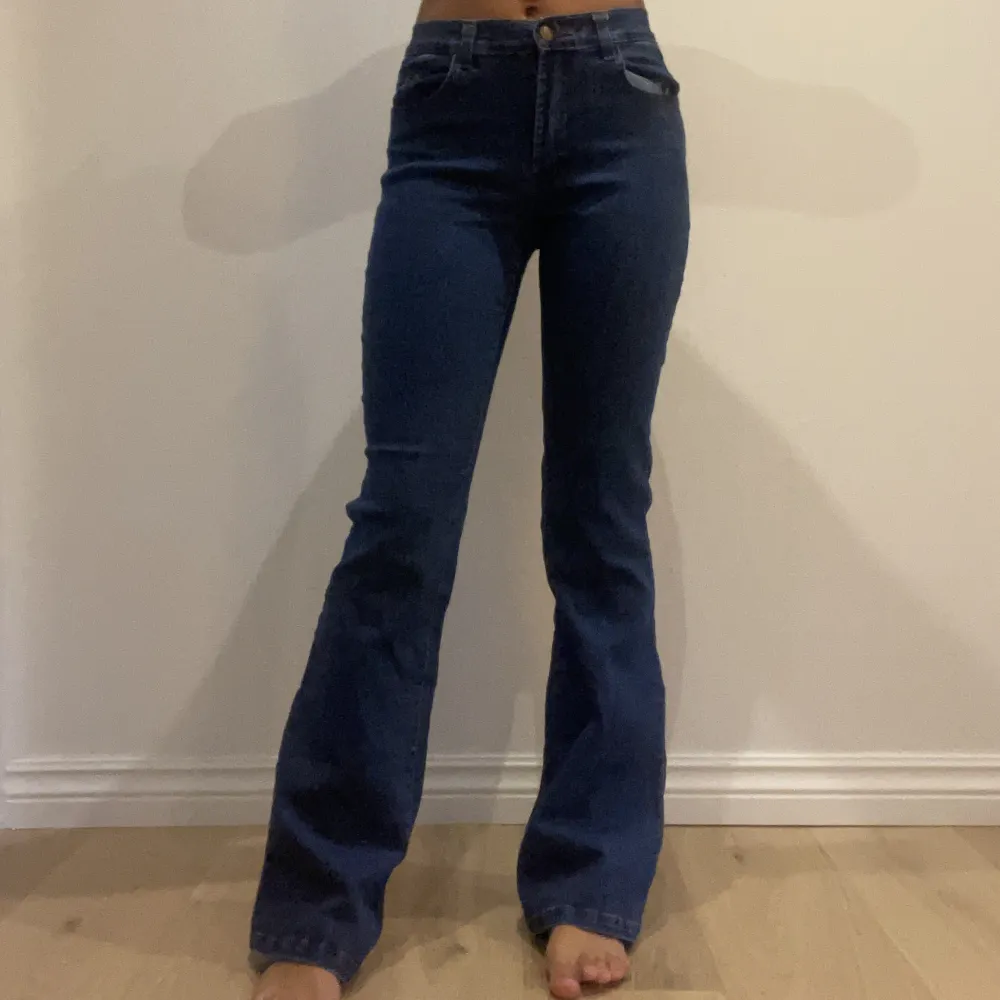 Super fina bootcut jeans, jag är 1,65 cm lång. Midjemåttet är 35 cm rakt över. Innerbenslängden är 84.. Jeans & Byxor.