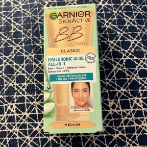 Medium bb cream - En medium bb cream som är nästan full och är i ett bra skick. 