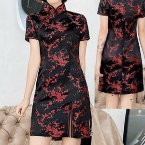 Asiatisk klänning - Säljer denna snygga klänningen i storlek M som jag aldrig använt! Säljer för 150 kr