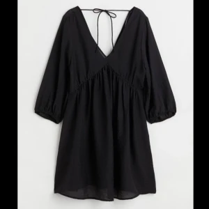 Klänning  - Säljer denna fina klänning från hm då den inte kommer till användning längre, använd fåtal gånger.  Bild 1- framsida  Bild 2- baksida  Säljer för 80 + frakt på 39kr🥰🥰🥰 Går bra att ge eget prisförslag. 