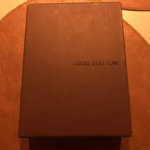 Louis vuitton plånbok. Allt är äkta det följer med certifikat med bevis att det är äkta. Nypris 8900 kr säljer den för 3800