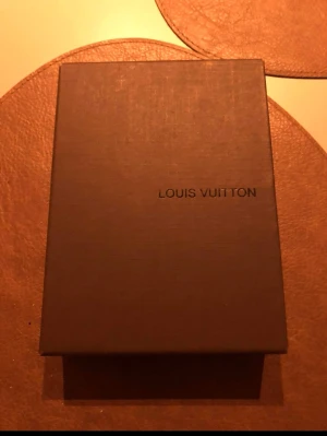Louis vuitton plånbok - Louis vuitton plånbok. Allt är äkta det följer med certifikat med bevis att det är äkta. Nypris 8900 kr säljer den för 3800