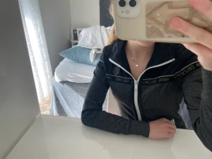 Maya delorez zip tröja  - En jätte fin maya delorez tröja som är ett jätte fint skick! Säljer denna pågrund av att jag redan har en likadan. I storlek XXS❤️ köpte den för 900 kr men säljer för 450 kr. 