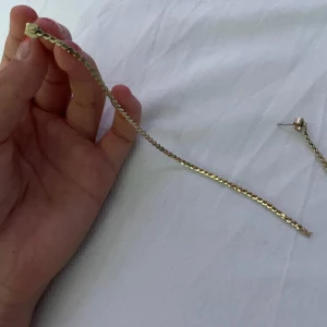 Långa örhängen - Snygga örhängen som knappt är använda i guld