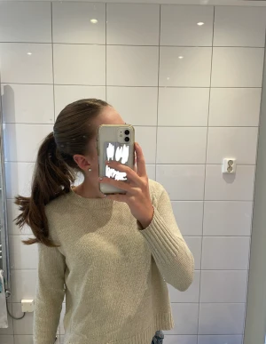 Stickad tröja - Supermysig stickad tröja från H&M nu till hösten🍂 Skriv gärna om ni har frågor eller vill ha fler bilder!💓