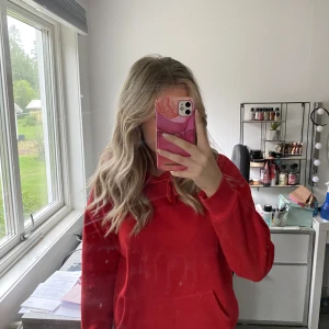 Fin röd Hoodie  - Säljer denna fina röda Hoodie i storlek M då den inte kommer till användning❤️