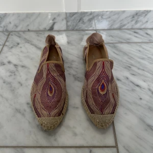 Sommarskor - Jättesöta sommarskor från Rizzo med ett påfågel-mönster💚 Knappt använda så jättebra skick 