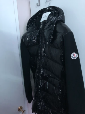 Moncler cardigan  - Har denna cardigan mycket bra kvalite alla storlekar finns aldrig använd fraktar och mötas i Solna 