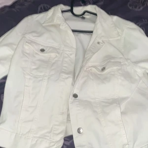 Jeansjacka  - En jeansjacka från H&M 
