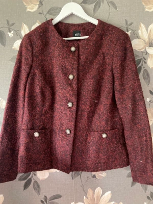 Snygg vårjacka - Så himla himla fin vårjacka!😍 Cool färg! Tar endast Swish och postar så snabbt som möjligt! 🤩