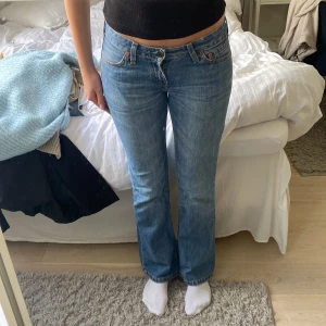 Blå Levis jeans  - Supersnygga blå levis jeans i modellen 545 low bootcut. Tycker de är lite för små för mig som vanligtvis har storlek 38 så skulle säga att de passar en 36. Storleken är 29/32.  
