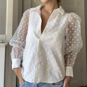 Vit prickig blus - Alla blusar 2 för 200! Säljer denna cool-söta blus då jag inte får användning för den! Fint skick. Kan mötas upp i Stockholm, annars står köparen för frakt🤍