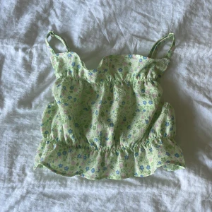 Sommartopp från HM - Toppen är från HM och är i mycket fint skick. 