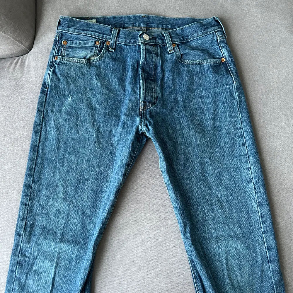 Storlek 33/32  Väl använda byxor, men inget fel på de, sitter bra i pass formen, ny pris 1100:- säljes för 800kr . Jeans & Byxor.