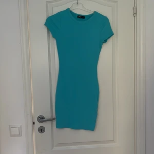 Klänning  - En klänning frän new yorker knappt anbänd jätte bra stick o jätte fin