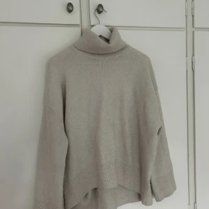 Stickad polotröja H&m - Stickad polotröja från h&m. Tröjan är nästan i nyskick och väldigt fint material. Den är i storlek xs men skulle säga att det passar s-m ist då den är oversized.