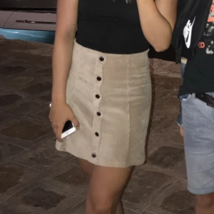 Manchester kjol - Superfin kjol i Manchester tyg med snygga knappar. Från Gina tricot och som ny! 