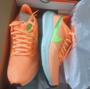 Nike skor - Säljer ett par riktigt sköna nike air zoom löpningsskor storlek 42 och även helt nya och oanvända och inget fel på dem. Ny pris ligger på 1,800 kr men jag säljer dem för 400 kr.