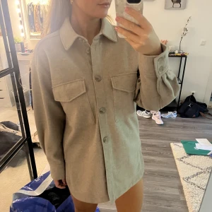 Skjortjacka/kappa - Superfin jacka från HM. Knappt använd så i mycket bra skick.