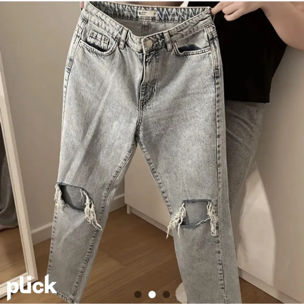 Ljusblåa jeans i rak passform med hål . Jeans & Byxor.