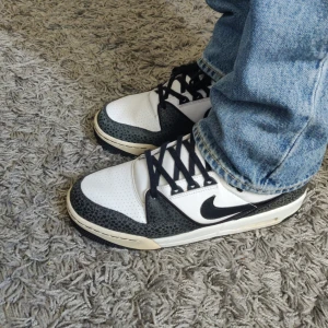 Intressekoll Nike air assault - Tänkte kolla intresset på dessa riktigt unika och sällsynta skorna, aldrig sett nån annan ha dessa. Gammal retro basketmodell, med samma sula som jordan 3. Väldigt likt stuk som på många andra retro jordans Storlek 44. Tar bud