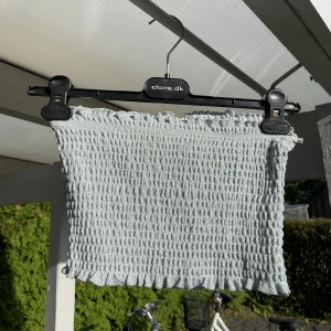Tube-topp - Fin tube-topp från BikBok. Aldrig använt, glittrig och i jättefint skick. Material som håller upp den ovanför brösten. 