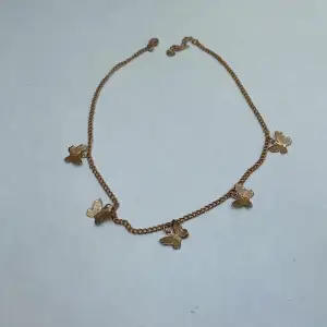 Guldiga halsband med fjärilar använd 1 gång 