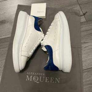 Otroligt snygga Alexander McQueen skor i storlek 39, mycket bra skick🩵💙(Egna bilder)
