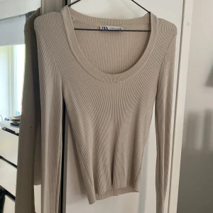 Zara tröja - Snygg ribbad beige tröja från zara, använd några gånger men ändå bra skick💗 Skriv privat för mer frågor!