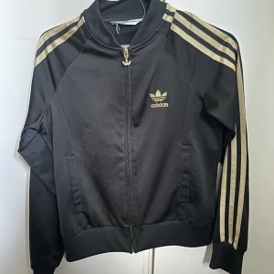 Adidas - Adidas kofta i bra skick. Strl 36
