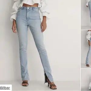 Jeans från NAKD med slits. Helt nya med lappen kvar (nypris: 449kr). Jättefina men för långa för mig som är 168. Modellen är 175 cm lång.