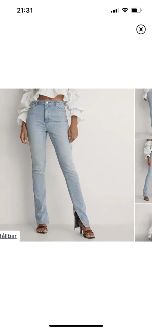 NAKD jeans  - Jeans från NAKD med slits. Helt nya med lappen kvar (nypris: 449kr). Jättefina men för långa för mig som är 168. Modellen är 175 cm lång.
