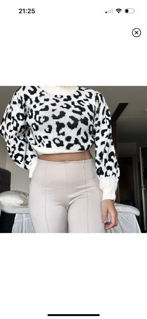 Stickat - Stickad leopard tröja i strl medium. Är lite vroppad. I strl medium. Gåva medföljer vid köp!