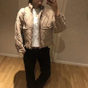 Quiltad jacka  - Quiltad jacka i nyskick från zara