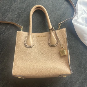 Michael kors väska - Säljer min fina Michael kors väska! Köpt för 1700, mitt pris 700kr. Väskan är oanvänd.  