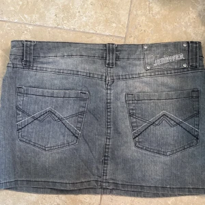 lågmidjad jeanskjol  - grå lågmidjad mini jeanskjol i nyskick. Så fin och har detaljer på fickorna. Står ingen storlek men skulle uppskatta 38💓 midjemått:70